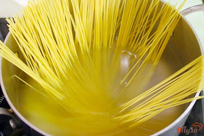 Фото приготовление рецепта: Спагети с грибами и шпинатом шаг №2