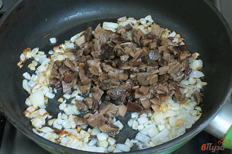 Фото приготовление рецепта: Суп из белых грибов с вермишелью паутинка шаг №7