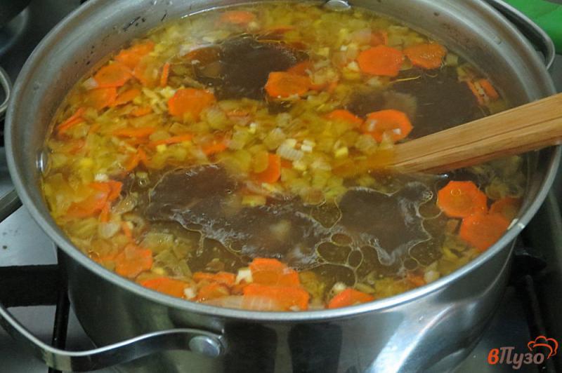 Фото приготовление рецепта: Суп из белых грибов с вермишелью паутинка шаг №8