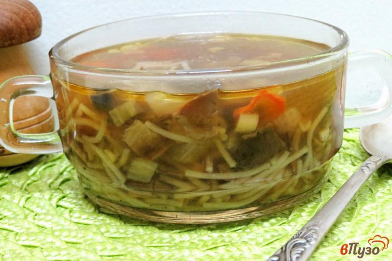 Фото приготовление рецепта: Суп из белых грибов с вермишелью паутинка шаг №10
