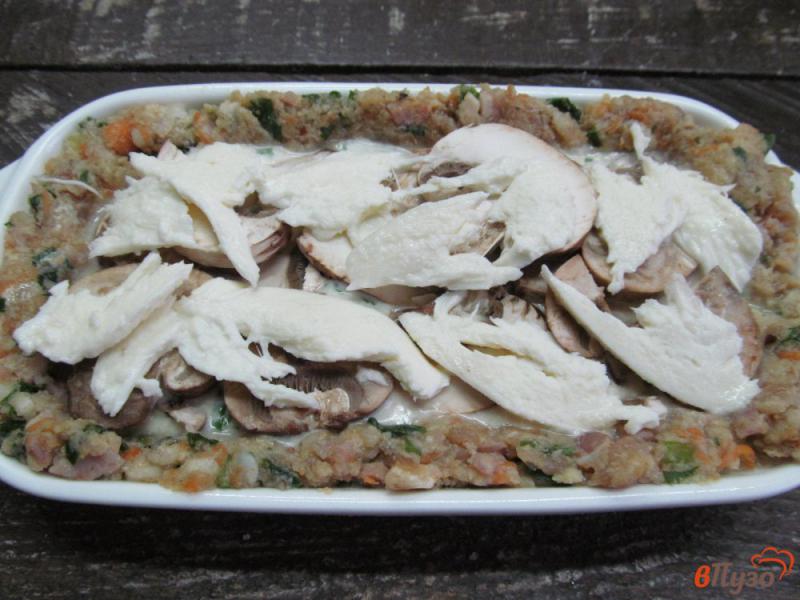 Фото приготовление рецепта: Мясной пирог с начинкой из грибов и сыром шаг №4
