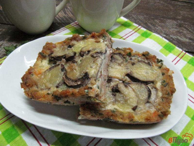 Фото приготовление рецепта: Мясной пирог с начинкой из грибов и сыром шаг №5