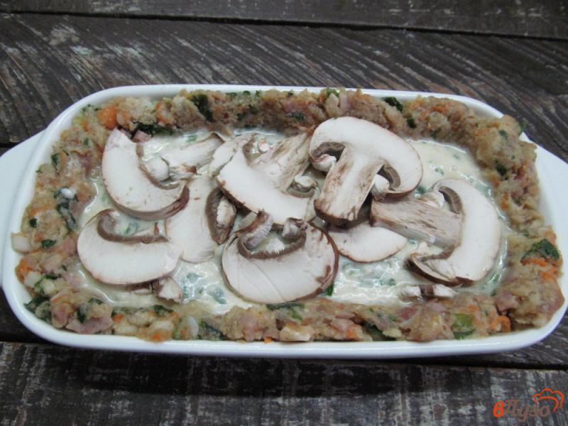 Фото приготовление рецепта: Мясной пирог с начинкой из грибов и сыром шаг №3
