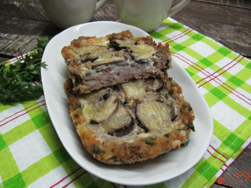 Фото приготовление рецепта: Мясной пирог с начинкой из грибов и сыром шаг №6