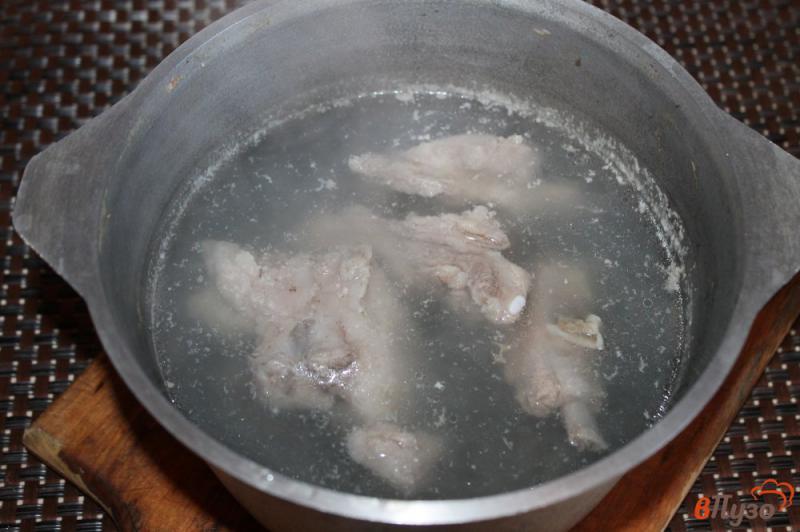 Фото приготовление рецепта: Свекольный борщ со свиными ребрами и копченой курицей шаг №1