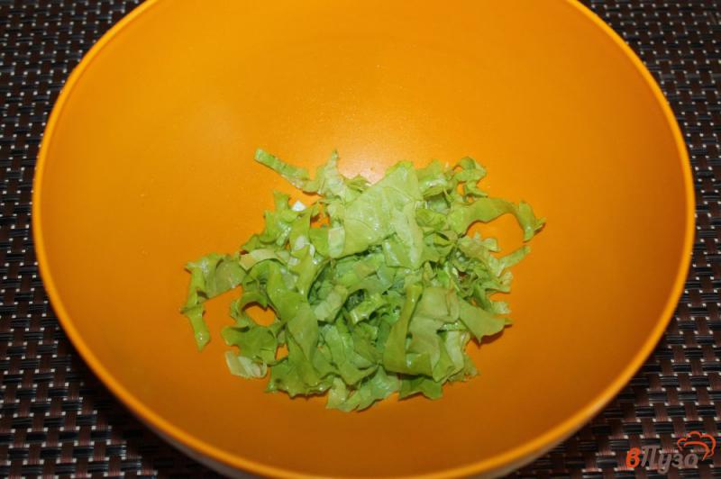 Фото приготовление рецепта: Мясной салат с грибами и сухариками шаг №1