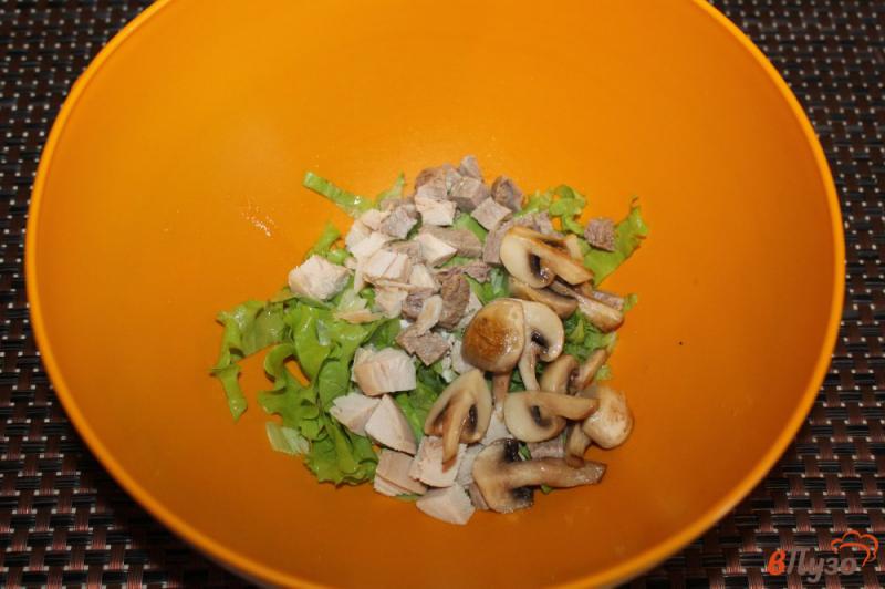 Фото приготовление рецепта: Мясной салат с грибами и сухариками шаг №3