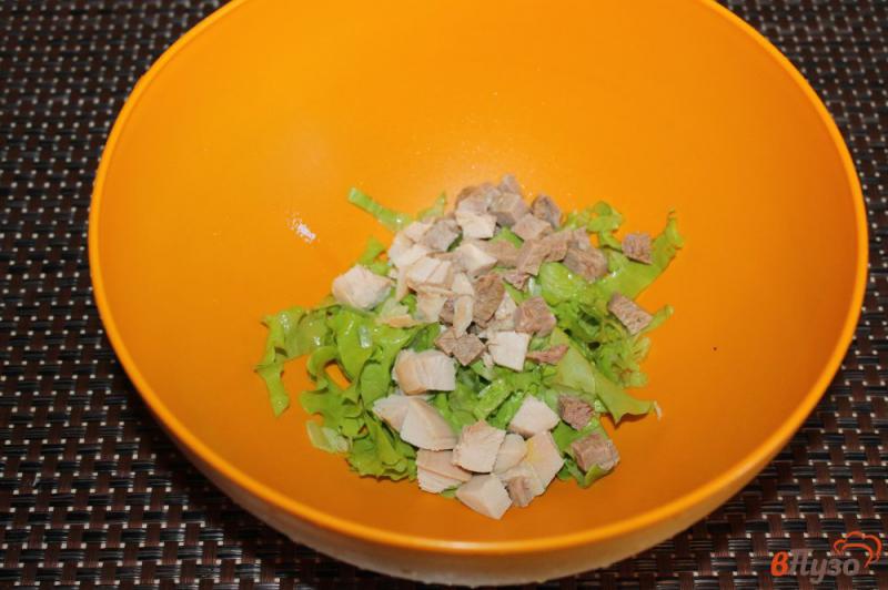 Фото приготовление рецепта: Мясной салат с грибами и сухариками шаг №2