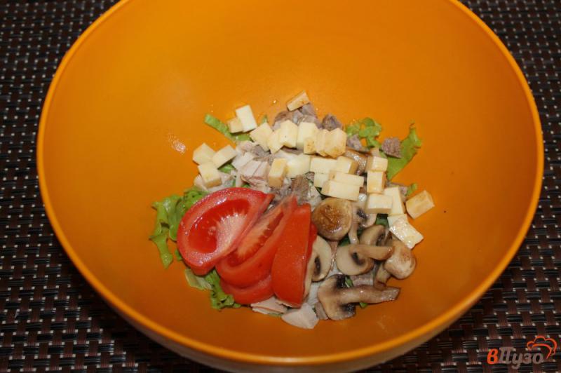 Фото приготовление рецепта: Мясной салат с грибами и сухариками шаг №4