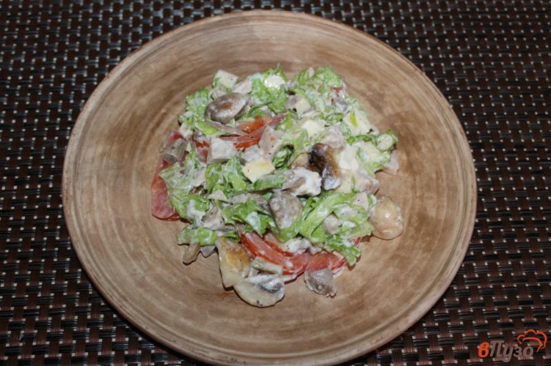 Фото приготовление рецепта: Мясной салат с грибами и сухариками шаг №5