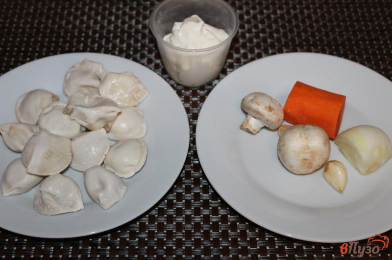 Фото приготовление рецепта: Пельмени запеченные с грибами под сметанным соусом шаг №1