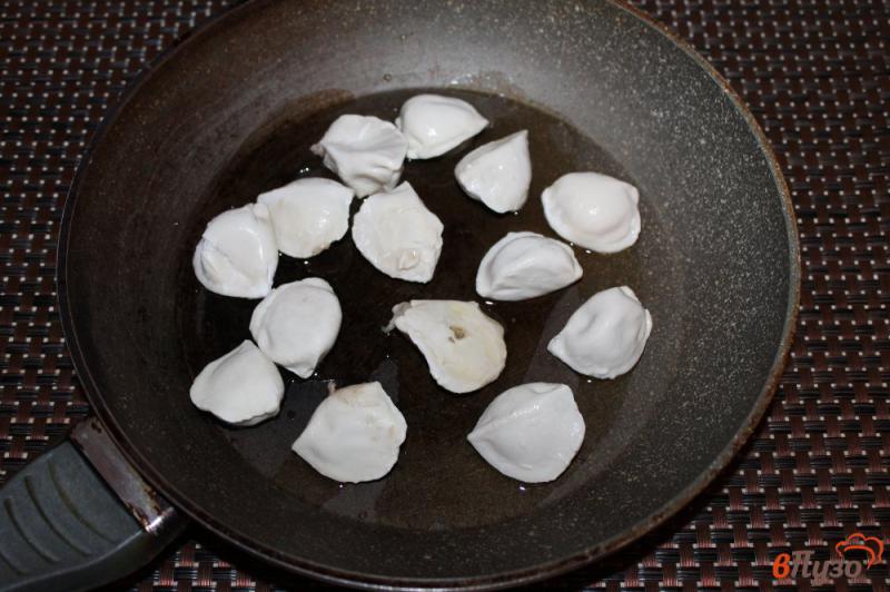Фото приготовление рецепта: Пельмени запеченные с грибами под сметанным соусом шаг №2