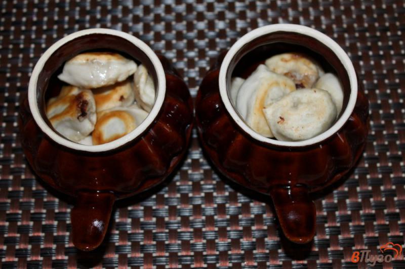 Фото приготовление рецепта: Пельмени запеченные с грибами под сметанным соусом шаг №3