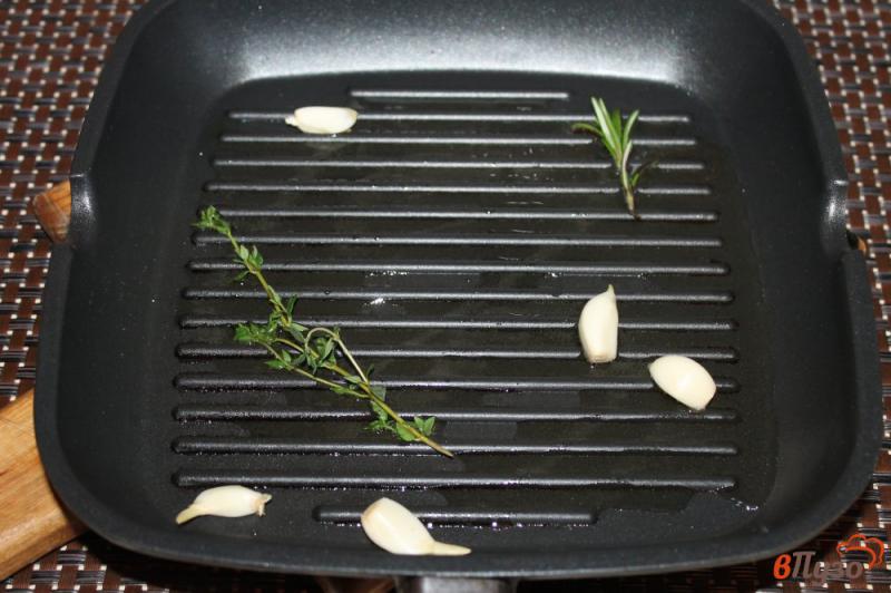 Фото приготовление рецепта: Жареная телятина на гриле с чесноком и перцем чили шаг №3