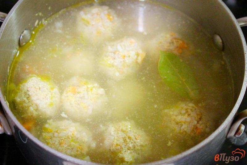 Фото приготовление рецепта: Суп с фрикадельками и цветной капустой шаг №6
