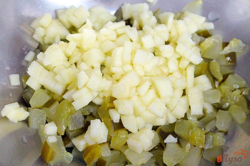 Фото приготовление рецепта: Свекольный салат с нутом и соленым огурцом шаг №2