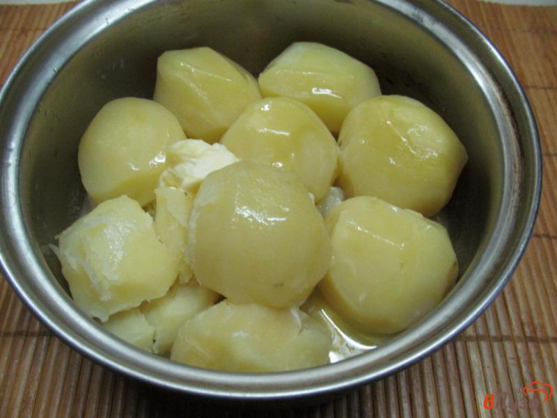 Фото приготовление рецепта: Картофельные корзиночки с грибами и сыром шаг №1