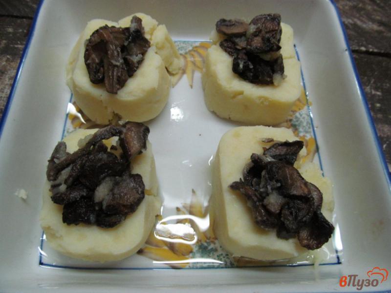 Фото приготовление рецепта: Картофельные корзиночки с грибами и сыром шаг №5