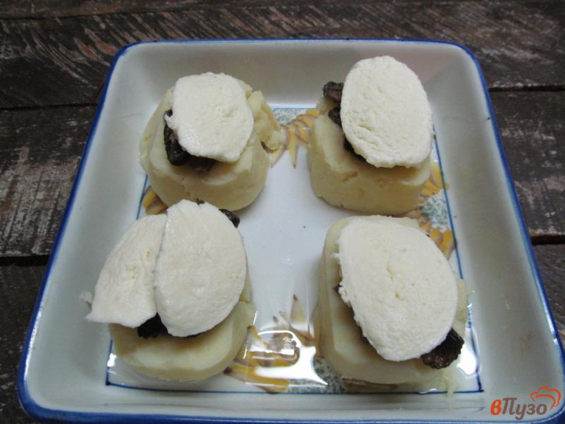 Фото приготовление рецепта: Картофельные корзиночки с грибами и сыром шаг №6