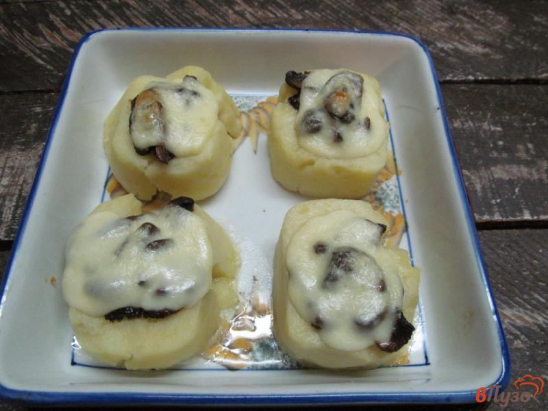 Фото приготовление рецепта: Картофельные корзиночки с грибами и сыром шаг №7