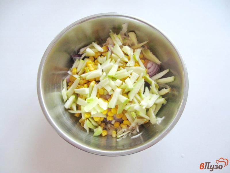 Фото приготовление рецепта: Салат с квашеной капустой и яблоком шаг №4