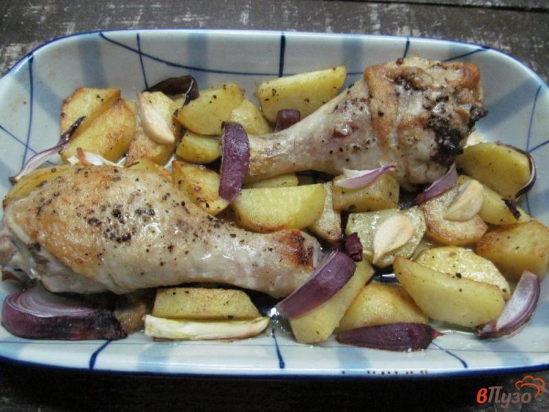 Фото приготовление рецепта: Запеченные куриные ножки с картофелем под соусом шаг №3