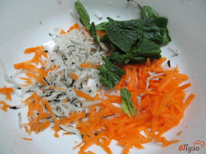 Фото приготовление рецепта: Овощной салат из редьки брокколи капусты помидора шаг №1