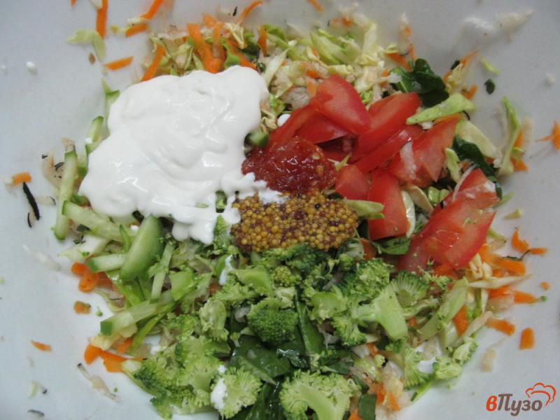 Фото приготовление рецепта: Овощной салат из редьки брокколи капусты помидора шаг №4