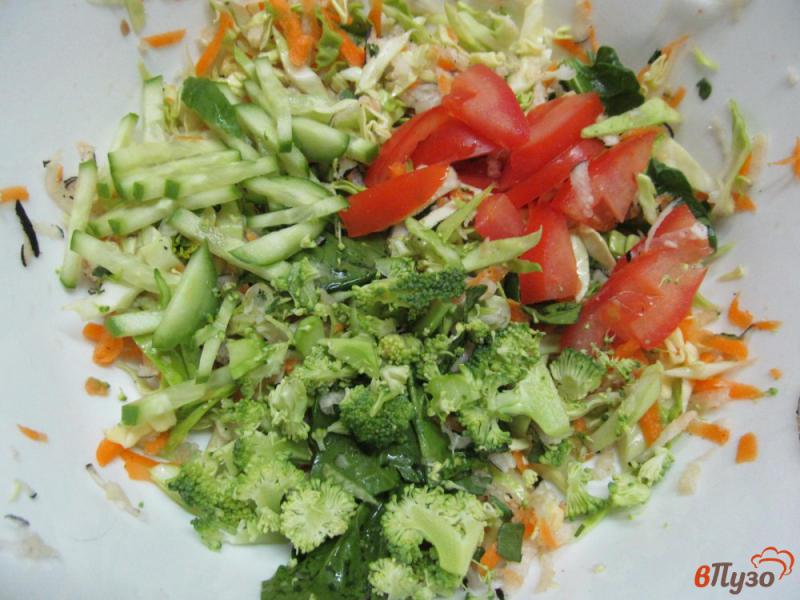 Фото приготовление рецепта: Овощной салат из редьки брокколи капусты помидора шаг №3