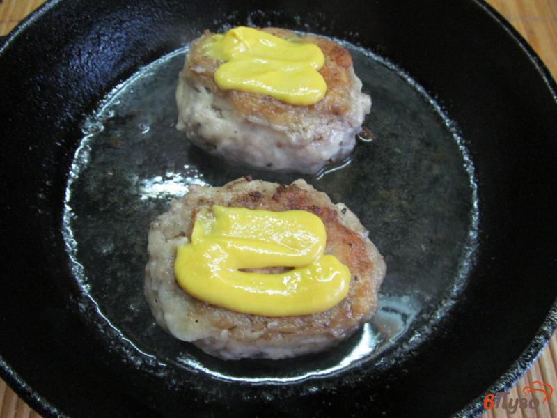 Фото приготовление рецепта: Котлеты с двумя видами сыра и горчицей шаг №5