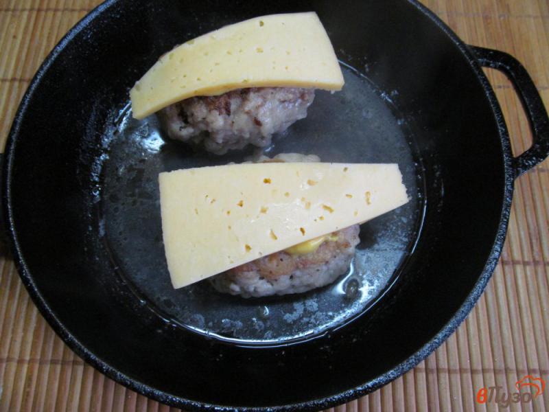Фото приготовление рецепта: Котлеты с двумя видами сыра и горчицей шаг №6