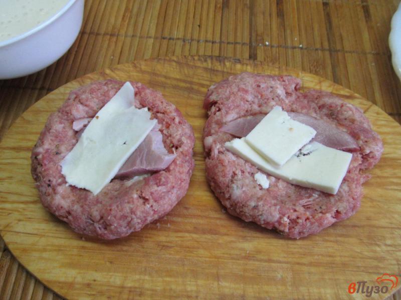 Фото приготовление рецепта: Котлеты с двумя видами сыра и горчицей шаг №3