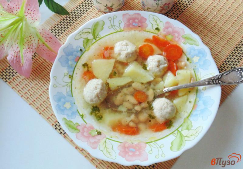 Фото приготовление рецепта: Суп с фрикадельками и фасолью шаг №6