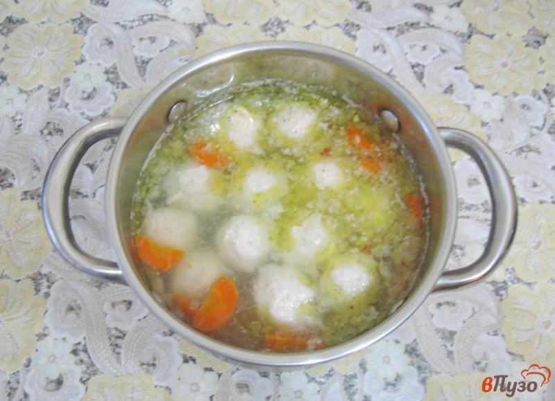 Фото приготовление рецепта: Суп с фрикадельками и фасолью шаг №4