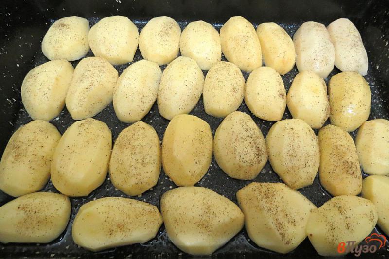 Фото приготовление рецепта: Картоффель запеченный с салом и луком. шаг №2