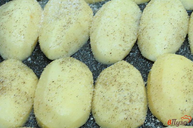 Фото приготовление рецепта: Картоффель запеченный с салом и луком. шаг №3
