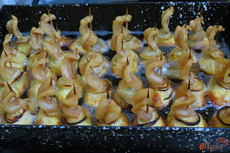 Фото приготовление рецепта: Картоффель запеченный с салом и луком. шаг №10