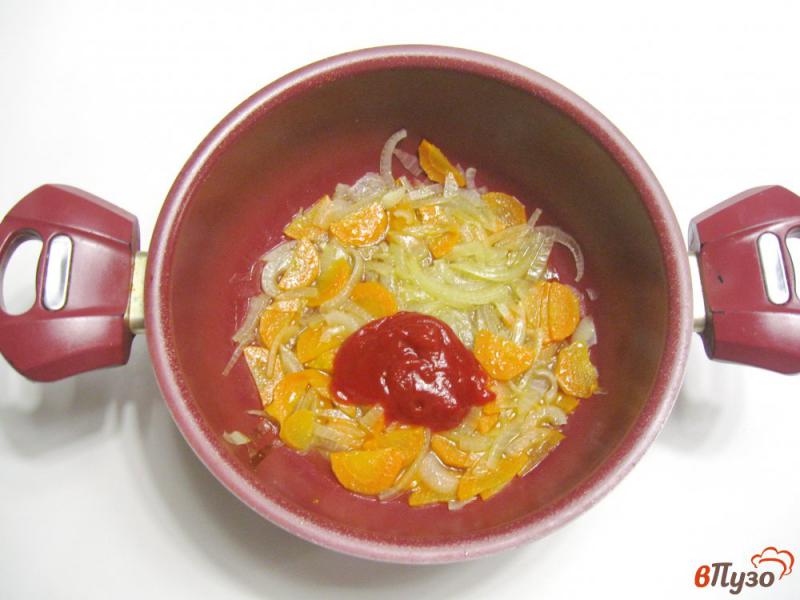 Фото приготовление рецепта: Пеленгас в томатном соусе шаг №3