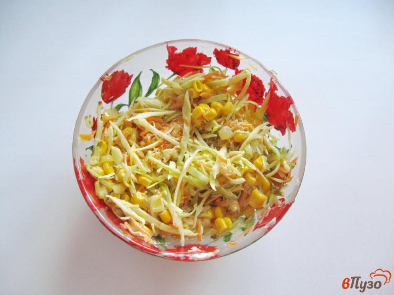 Фото приготовление рецепта: Салат из капусты с маринованными огурцами шаг №7