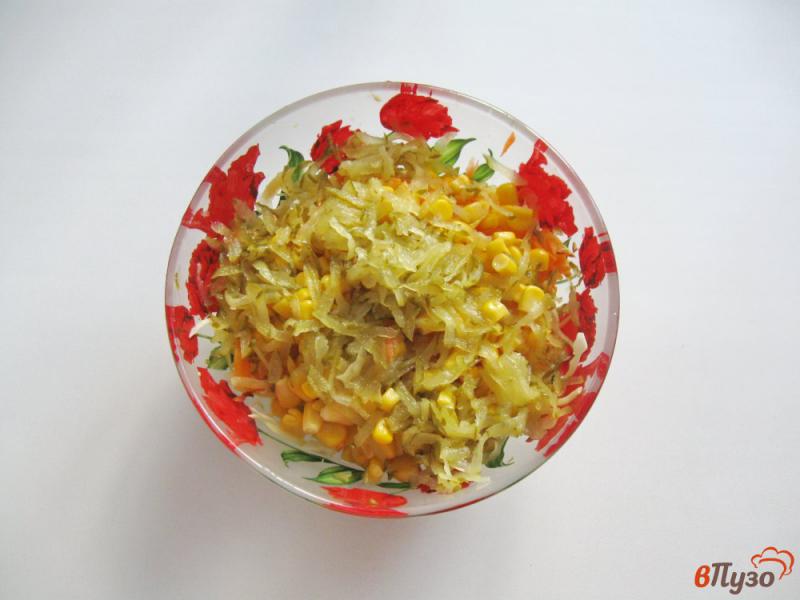 Фото приготовление рецепта: Салат из капусты с маринованными огурцами шаг №5