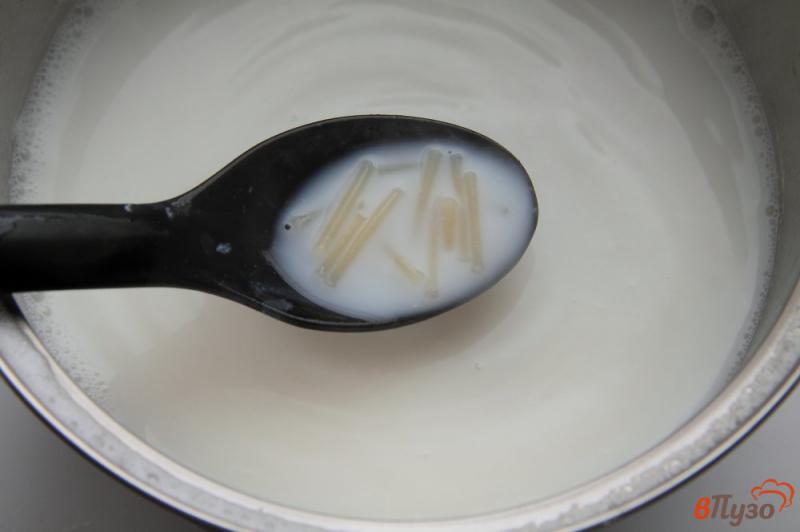 Фото приготовление рецепта: Молочный суп с макаронами шаг №4