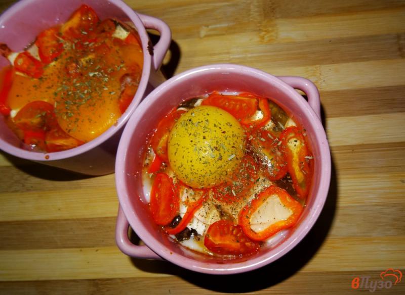 Фото приготовление рецепта: Овощи и брынза запеченные под яйцом шаг №6