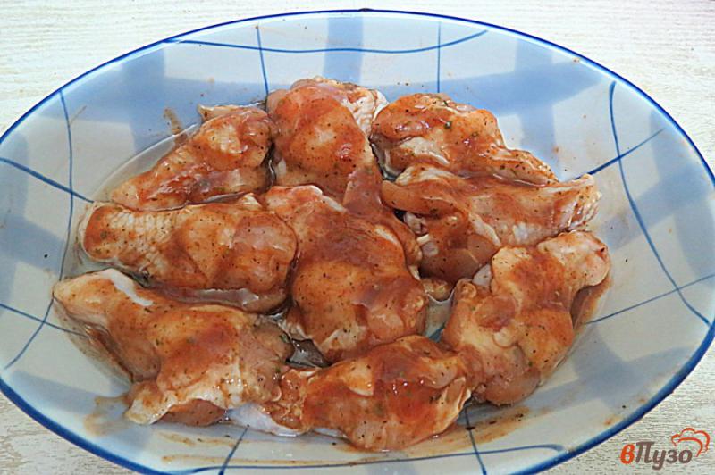Фото приготовление рецепта: Куринные крылышки маринованныеи запеченные в духовке шаг №4