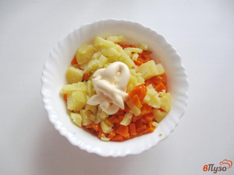 Фото приготовление рецепта: Салат из крабовых палочек с картофелем и морковью шаг №6