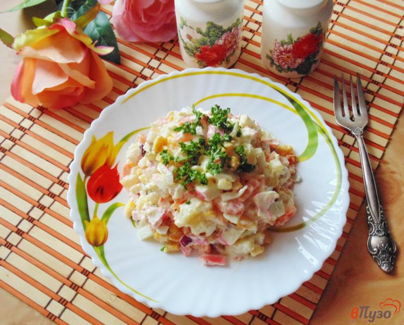 Фото приготовление рецепта: Салат из крабовых палочек с картофелем и морковью шаг №9