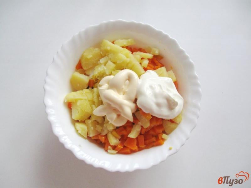 Фото приготовление рецепта: Салат из крабовых палочек с картофелем и морковью шаг №7