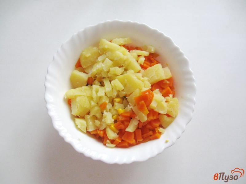 Фото приготовление рецепта: Салат из крабовых палочек с картофелем и морковью шаг №5