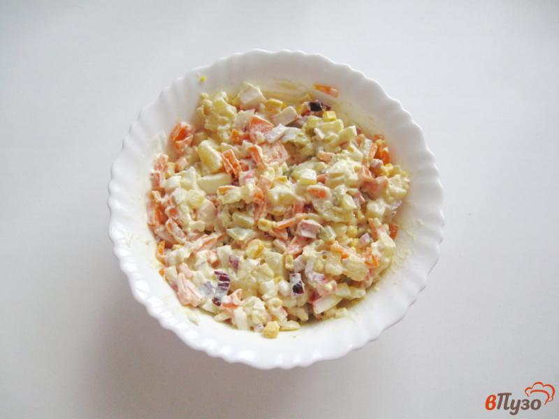 Фото приготовление рецепта: Салат из крабовых палочек с картофелем и морковью шаг №8