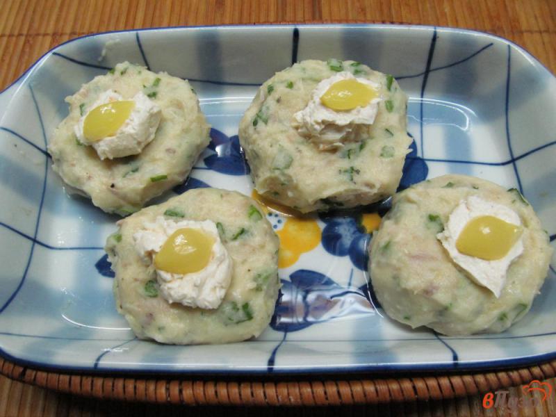 Фото приготовление рецепта: Запеченные картофельные котлеты с мясом курицы шаг №5