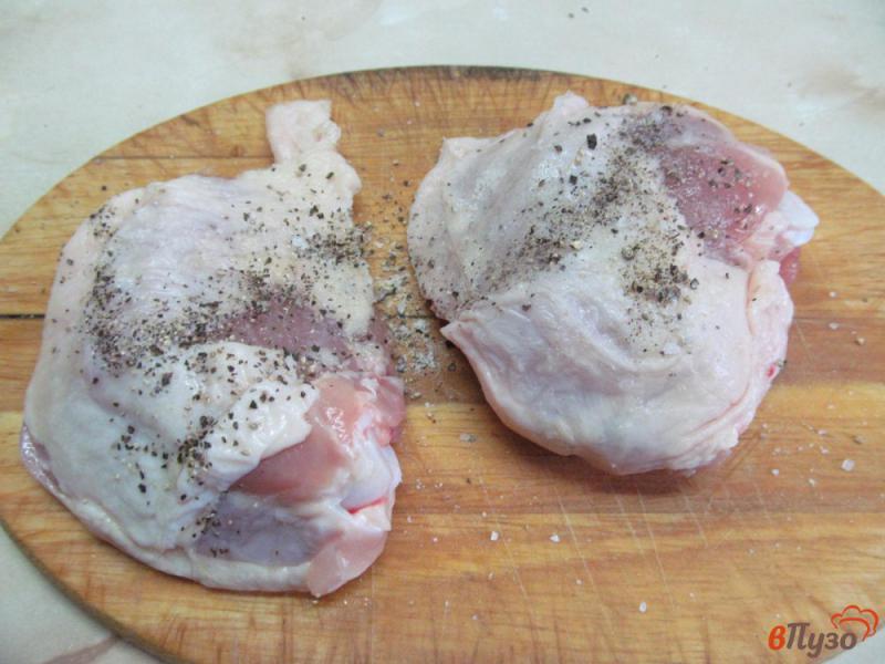 Фото приготовление рецепта: Куриные бедра с гарниром из грибов и булгуром шаг №1